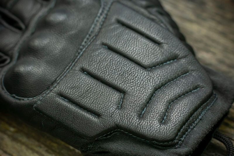 Holík Cora – detail chrániča kĺbov
