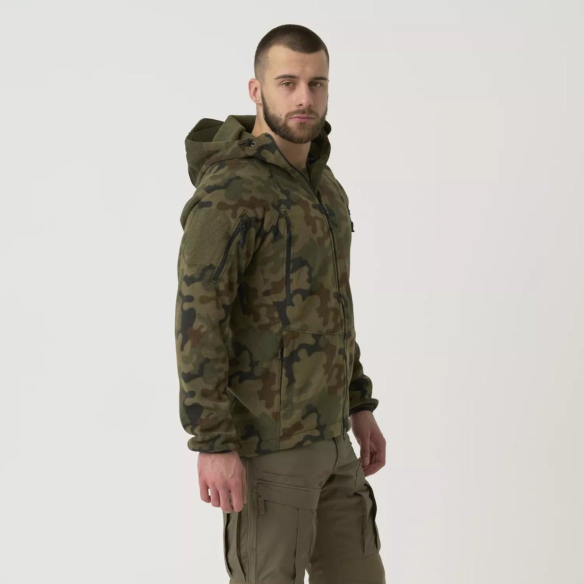 Helikon-Tex Patriot Mk2 fleecová bunda s kapucňou PL Woodland – na postave