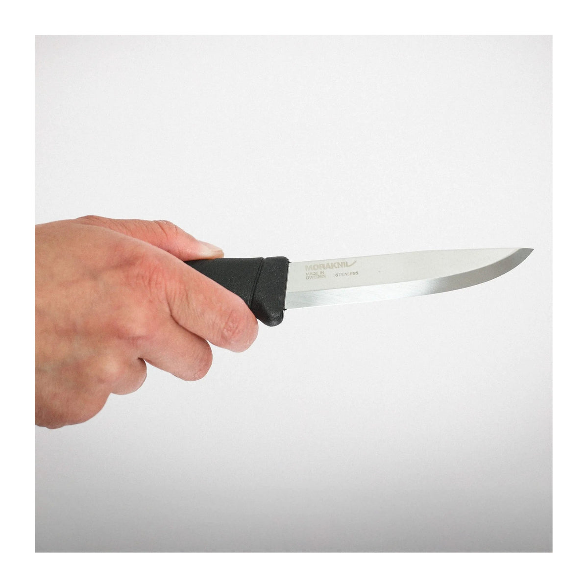 Morakniv Companion čierny – nôž v ruke